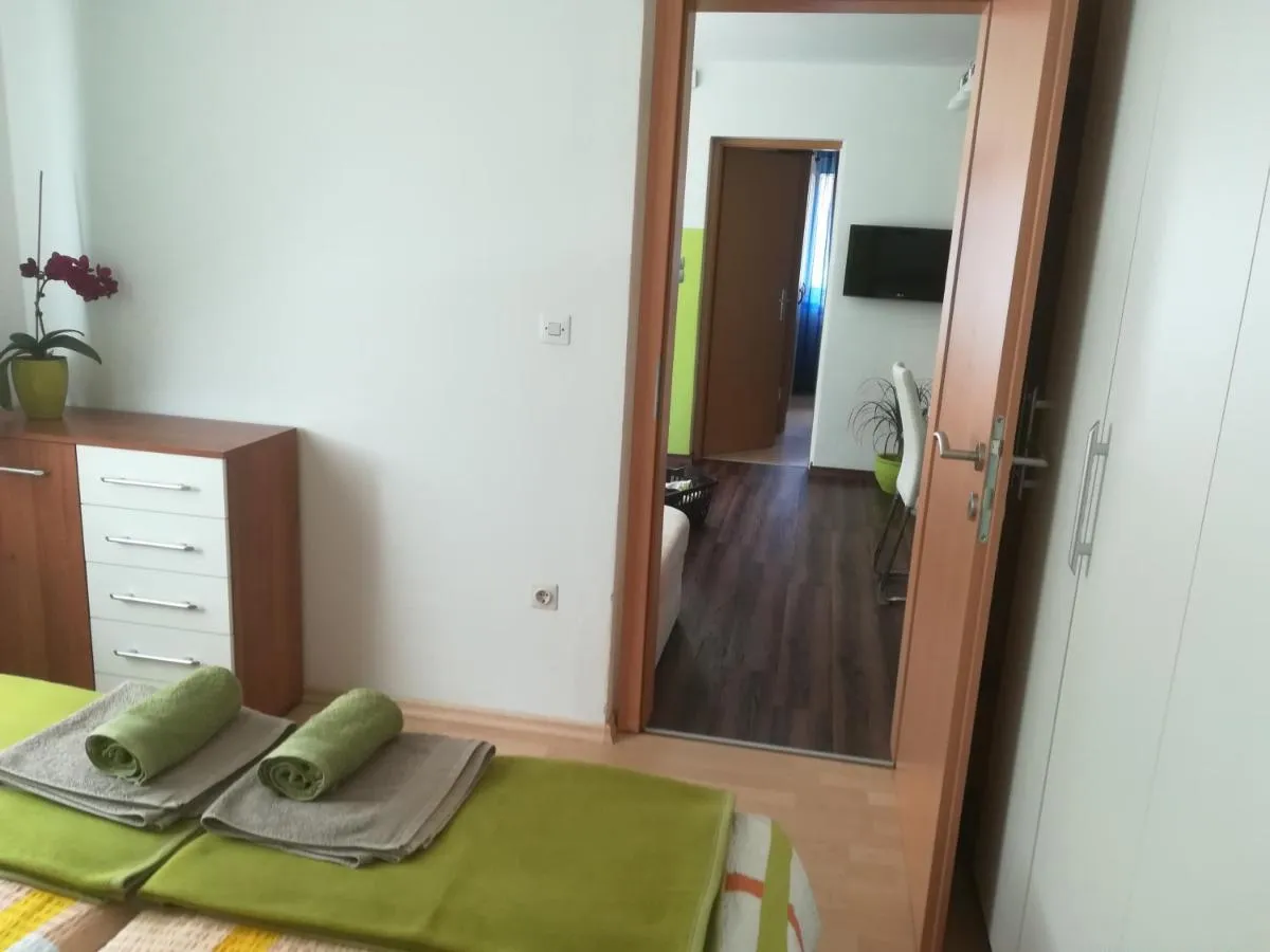 Pripravljene brisače na postelji in vrata v dnevni prostor