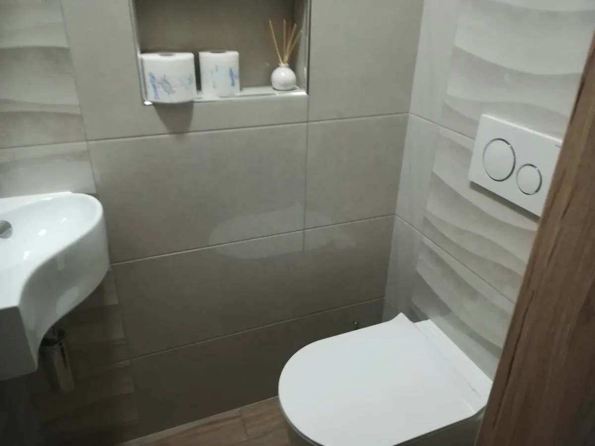 Ločen WC z umivalnikom
